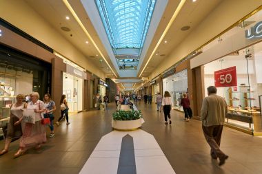 Saint Petersburg, Rusya Federasyonu - Ağustos, 2017 yaklaşık: Galeria alışveriş merkezi içinde. Galeria büyük alışveriş ve Eğlence Merkezi St. Petersburg şehir merkezinde yer almaktadır