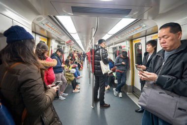 Hong Kong - Ocak, 2016 yaklaşık: yolcularla Mtr tren. Toplu taşıma treni hızlı transit demiryolu sistemidir Hong Kong.