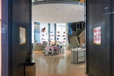 Hong Kong - 27 Ocak 2016: Hong Kong Dior boutique adlı gece. Christian Dior Se, Dior bilinen bir Fransız lüks mallar şirketidir.