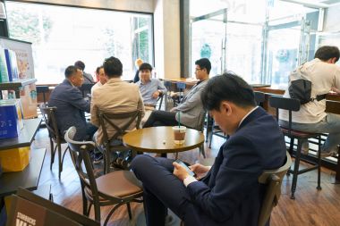 Busan, Güney Kore - Mayıs, 2017 yaklaşık: Starbucks kahve içinde Busan'da alışveriş. Şirket ve kahvehane bir Amerikan kahve zinciri Starbucks kuruluştur.