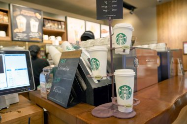 Incheon, Güney Kore - Mayıs, 2017 yaklaşık: Starbucks Incheon Uluslararası Havaalanı'nda. Şirket ve kahvehane bir Amerikan kahve zinciri Starbucks kuruluştur.
