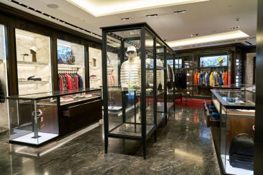 Doha, Katar - Mayıs, 2017 yaklaşık: Moncler Hamad Uluslararası Havaalanı, Doha, Katar sermaye city mağazasında.