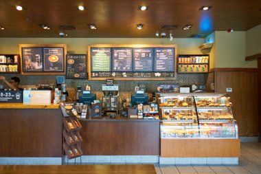 Shenzhen, Çin - Ekim 2015 yaklaşık: Shenzhen Starbucks kahve içinde alışveriş. Şirket ve kahvehane bir Amerikan kahve zinciri Starbucks kuruluştur.
