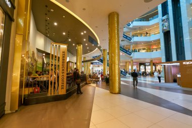 Saint Petersburg, Rusya Federasyonu - Ağustos, 2017 yaklaşık: Starbucks kafede Saint Petersburg. Şirket ve kahvehane bir Amerikan kahve zinciri Starbucks kuruluştur.