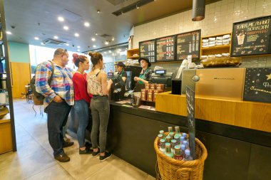 Saint Petersburg, Rusya Federasyonu - Ağustos, 2017 yaklaşık: İçinde Starbucks kahve dükkanı. Şirket ve kahvehane bir Amerikan kahve zinciri Starbucks kuruluştur.