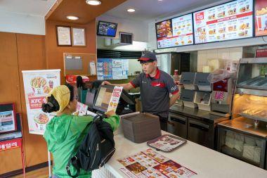 Seoul, Güney Kore - Mayıs, 2017 yaklaşık: içinde Kfc fast food Restoran. KFC konusunda uzmanlaşmış bir Amerikan fast food restoran zinciri içinde kızarmış tavuk olduğunu..