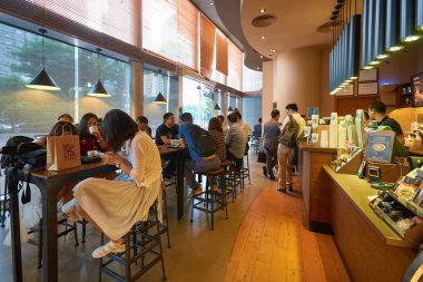 Shenzhen, Çin - Ekim 2015 yaklaşık: Shenzhen Starbucks kahve içinde alışveriş. Şirket ve kahvehane bir Amerikan kahve zinciri Starbucks kuruluştur.