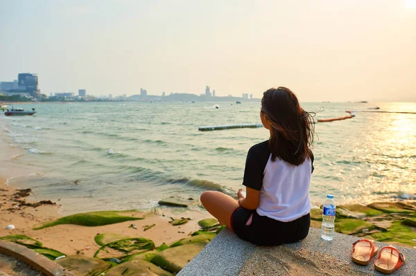 Паттайя Таиланд Circa February 2016 Женщина Сидящая Одна Смотрящая Море — стоковое фото