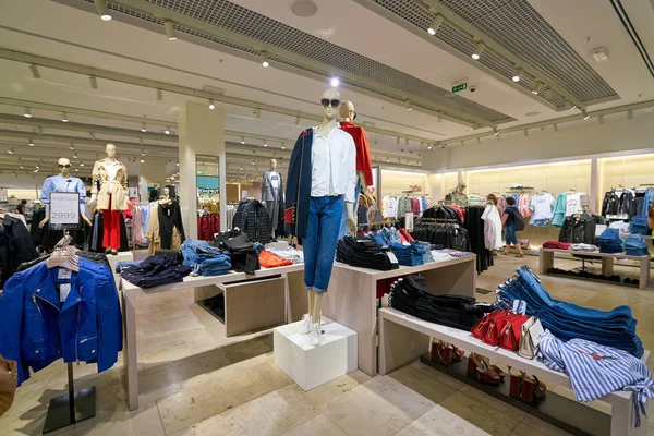 圣彼得堡 俄罗斯 2017年8月 内芒果店在莱里亚购物中心 芒果是一家服装设计制造公司 创办于西班牙巴塞罗那 — 图库照片