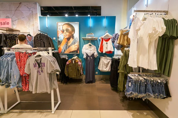 圣彼得堡 俄罗斯 2017年8月 Topshop 在莱里亚购物中心 Topshop 是英国的服装 化妆和配件的跨国时装零售商 — 图库照片
