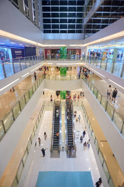 2015 New Town Plaza ショッピング モール内 ニュータウン プラザは 香港のシャティンの町の中心部のショッピング モールです — ストック写真