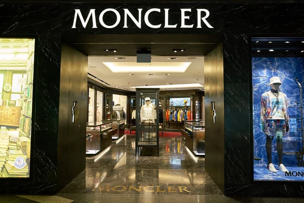 Doha, Katar - Mayıs, 2017 yaklaşık: Moncler Hamad Uluslararası Havaalanı, Doha, Katar sermaye city mağazasında.