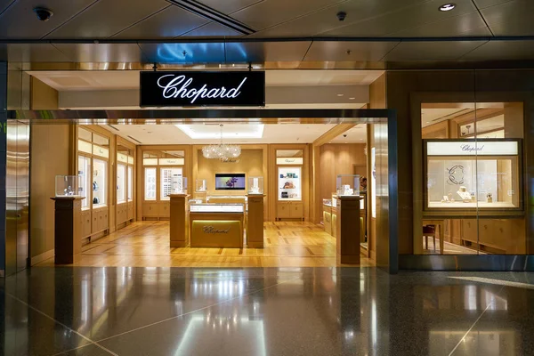 Doha, Katar - Mayıs, 2017 yaklaşık: Hamad Uluslararası Havaalanı Doha, Chopard mağaza. Chopard İsviçre saat tamircisi ve mücevher üreticisi olduğunu.