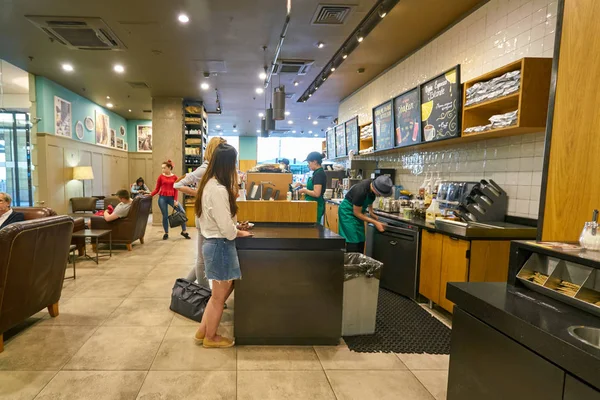 Сан Петерсбург Россия Circa August 2017 Внутри Кофейни Starbucks Starbucks — стоковое фото