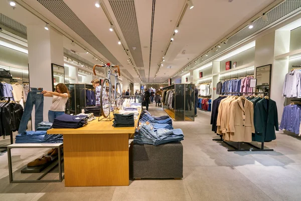 Saint Petersburg, Rusya Federasyonu - Ağustos, 2017 yaklaşık: Galeria alışveriş merkezi Mango adamın içinde saklayın. Mango giyim tasarım ve üretim şirketi, Barcelona, İspanya'da kurulan vardır.