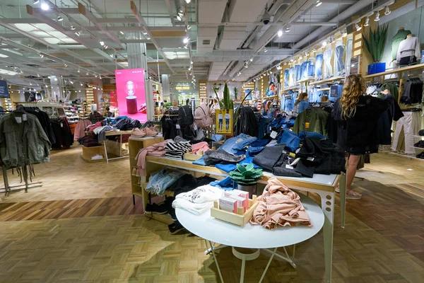 サンクトペテルブルク ロシア連邦 2017 熊内ガレリア ショッピング センターで保存します クマはスペインの服やアクセサリーの販売店です — ストック写真