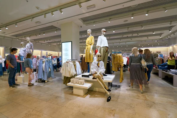 Sankt Petersburg Ryssland Circa Augusti 2017 Släpper Mango Butik Shoppingcentret — Stockfoto