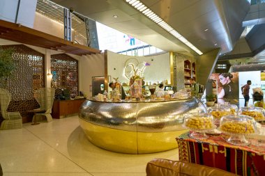 Doha, Katar - Mayıs, 2017 yaklaşık: Qataf Cafe kahve tezgahta Hamad Uluslararası Havaalanı, Doha, Katar başkenti şehir.