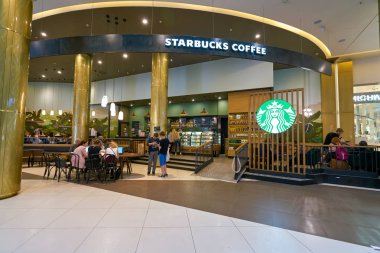 Saint Petersburg, Rusya Federasyonu - Ağustos, 2017 yaklaşık: Starbucks kahve dükkanında Galeria alışveriş merkezi. Şirket ve kahvehane bir Amerikan kahve zinciri Starbucks kuruluştur.