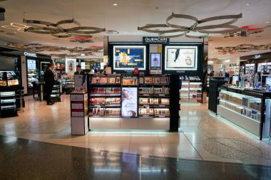 Doha, Katar - Mayıs, 2017 yaklaşık: Ürünler Hamad Uluslararası Havaalanı, Doha, Katar başkenti şehir ekranda.