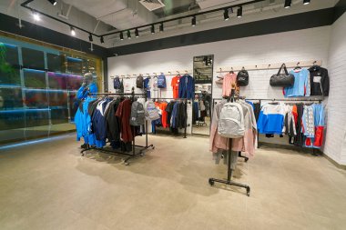 Saint Petersburg, Rusya Federasyonu - Ağustos, 2017 yaklaşık: Galeria alışveriş merkezi Reebok klasik içinde saklayın. Reebok klasik popüler rahat kıyafet oldu spor ayakkabıları oluşan bir yaşam tarzı ayakkabı markasıdır.