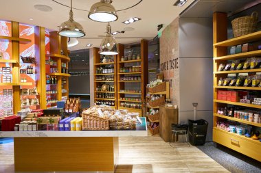 Doha, Katar - Mayıs, 2017 yaklaşık: Marmelat markette Hamad Uluslararası Havaalanı, Doha, Katar başkenti şehir.