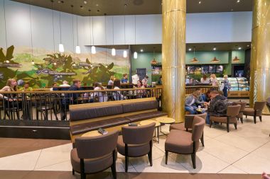 Saint Petersburg, Rusya Federasyonu - Ağustos, 2017 yaklaşık: Starbucks kahve dükkanında Galeria alışveriş merkezi. Şirket ve kahvehane bir Amerikan kahve zinciri Starbucks kuruluştur.