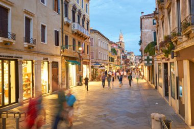 Venice, İtalya - 14 Eylül 2014: Venedik kentsel peyzaj akşam. Venedik kuzeydoğu İtalya 118 küçük adalar kanallar tarafından ayrılmış ve köprü ile bağlantılı bir grup üzerinde oturtulmuş bir şehirdir.