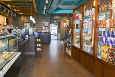 Starbucks coffee shop Busan, Busan, Güney Kore - Mayıs, 2017 yaklaşık: Satış alanı. Şirket ve kahvehane bir Amerikan kahve zinciri Starbucks kuruluştur.