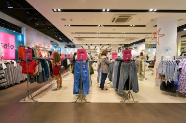 Saint Petersburg, Rusya Federasyonu - Ağustos, 2017 yaklaşık: Topshop Galeria alışveriş merkezi. Topshop Giyim, Ayakkabı, makyaj ve Aksesuar bir İngiliz çokuluslu moda perakendecisi olduğunu.