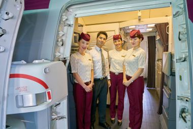 Incheon, Güney Kore - Mayıs, 2017 yaklaşık: Qatar Airways mürettebat üyeleri gemide Boeing 777. Qatar Airways Katar devlet bayrak taşıyıcı olduğunu.