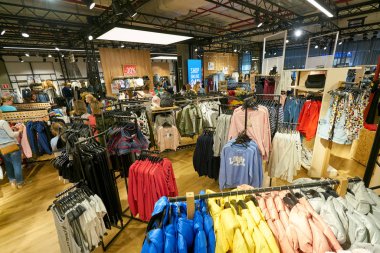 Saint Petersburg, Rusya Federasyonu - Ağustos, 2017 yaklaşık: Bershka mağaza Galeria alışveriş merkezi. Bershka bir perakendeci ve İspanyol Inditex grubun parçası olduğunu