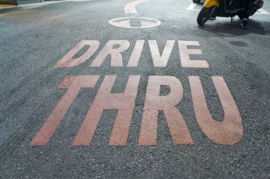 Busan, Güney Kore - Mayıs, 2017 yaklaşık: Mcdonald's Drive Thru tabelaya. Bir sürücü-thru müşteriler arabalarını terk etmeden ürünleri satın almak izin veren bir işletme tarafından sağlanan hizmet türüdür.