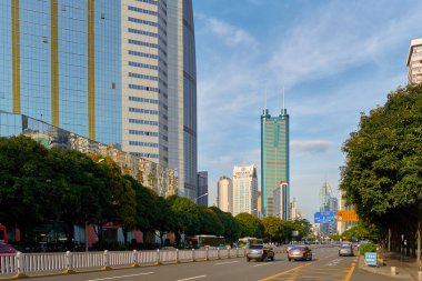 Shenzhen, Çin - 28 Nisan 2014: Shenzhen kentsel peyzaj, gündüz. Shenzhen Guangdong Eyaleti ve Çin'in dört büyük ve en zengin şehirlerinden biri olan büyük bir şehirdir.