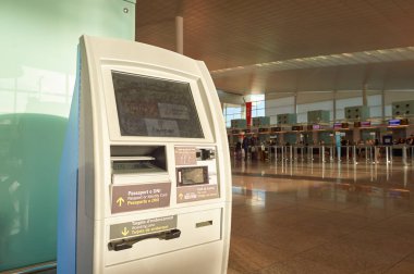 Barcelona, İspanya - 20 Kasım 2015: kendini iade kiosklar Barcelona El Prat Havaalanı. 