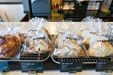 Busan, Güney Kore - Mayıs, 2017 yaklaşık: gıda Starbucks coffee shop Busan içinde ekranda. Şirket ve kahvehane bir Amerikan kahve zinciri Starbucks kuruluştur.