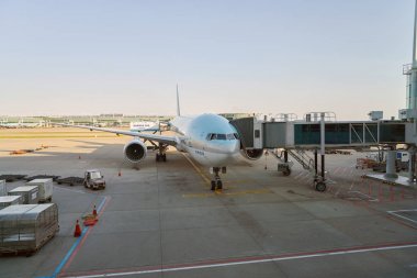 Incheon, Güney Kore - Mayıs, 2017 yaklaşık: Kore hava uçak Incheon Uluslararası Havaalanı'nda asfalt üzerinde. Incheon Havalimanı Seul Capital Area hizmet birincil havaalanıdır.