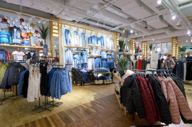 Saint Petersburg, Rusya Federasyonu - Ağustos, 2017 yaklaşık: Galeria alışveriş merkezi çekme ve ayının içinde saklayın. Çekme ve İspanyol hazır giyim ve aksesuarları perakendeci ayıdır