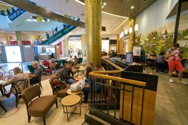 Saint Petersburg, Rusya Federasyonu - Ağustos, 2017 yaklaşık: Starbucks kahve dükkanında Galeria alışveriş merkezi. Şirket ve kahvehane bir Amerikan kahve zinciri Starbucks kuruluştur.