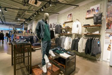 Saint Petersburg, Rusya Federasyonu - Ağustos, 2017 yaklaşık: Galeria alışveriş merkezi Adidas içinde saklayın. Adidas Ag tasarımları ve ayakkabı, giyim ve aksesuarları üreten bir Alman çok uluslu şirket olduğunu.