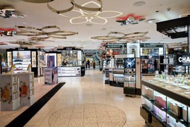 Doha, Katar - Mayıs, 2017 yaklaşık: Ürünler Hamad Uluslararası Havaalanı, Doha, Katar başkenti şehir ekranda.