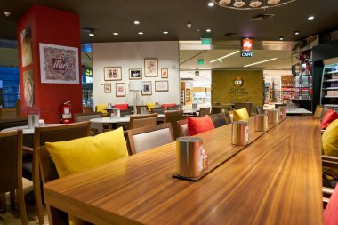 Doha, Katar - Mayıs, 2017 yaklaşık: Illy Hamad Uluslararası Havaalanı'nda. Illycaffe, Illy, markalı bir İtalyan kahve espresso üretiminde uzmanlaşmış şirket kavurma olduğunu. 