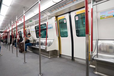 Hong Kong - Ocak, 2016 yaklaşık: içinde Mtr tren. Toplu taşıma treni Hong Kong hızlı transit demiryolu sistemidir. Dünyanın en karlı sistemlerinden biridir
