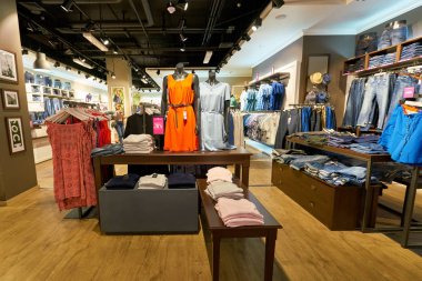 Saint Petersburg, Rusya Federasyonu - Ağustos, 2017 yaklaşık: Galeria alışveriş merkezi Tom Tailor içinde saklayın. Tom Tailor bir Alman yaşam tarzı giyim firmasıdır.