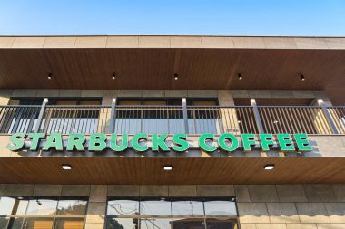 Busan, Güney Kore - Mayıs, 2017 yaklaşık: Starbucks kafede Busan. Şirket ve kahvehane bir Amerikan kahve zinciri Starbucks kuruluştur.