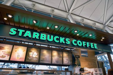 Incheon, Güney Kore - Haziran, 2017 yaklaşık: Starbucks Incheon Uluslararası Havaalanı'nda. Şirket ve kahvehane bir Amerikan kahve zinciri Starbucks kuruluştur.