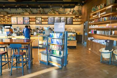 Busan, Güney Kore - Mayıs, 2017 yaklaşık: Starbucks kahve içinde Busan'da alışveriş. Şirket ve kahvehane bir Amerikan kahve zinciri Starbucks kuruluştur.