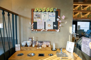 Busan, Güney Kore - Mayıs, 2017 yaklaşık: Busan Starbucks kahve dükkanında bir tahta. Şirket ve kahvehane bir Amerikan kahve zinciri Starbucks kuruluştur.