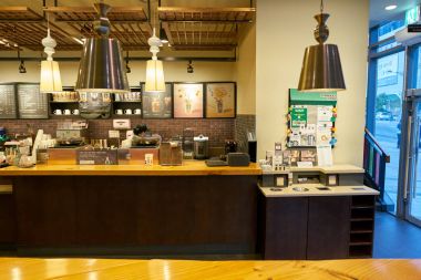 Busan, Güney Kore - Mayıs, 2017 yaklaşık: Starbucks kahve içinde Busan'da alışveriş. Şirket ve kahvehane bir Amerikan kahve zinciri Starbucks kuruluştur.