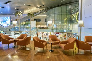 Doha, Katar - Mayıs, 2017 yaklaşık: Hamad Uluslararası Havaalanı, Doha, Katar başkenti şehir içinde.